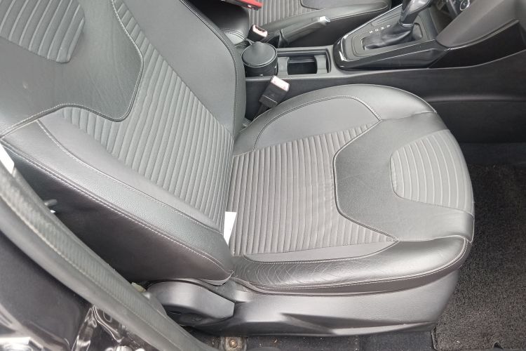 福特 福克斯 2015款 三厢 1.6L 自动风尚型局部细节41