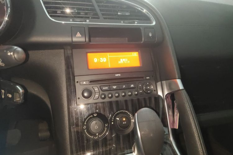 标致3008 2015款 2.0L 自动经典版中控内饰16