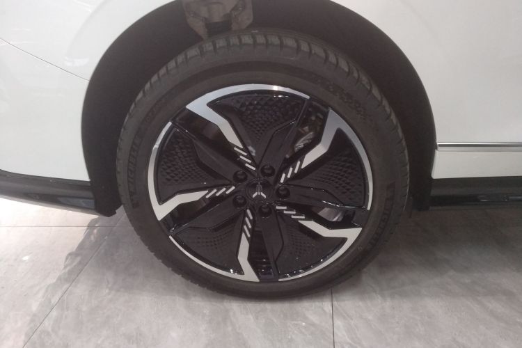 岚图汽车 岚图追光 2023款 四驱旗舰版车身外观6008