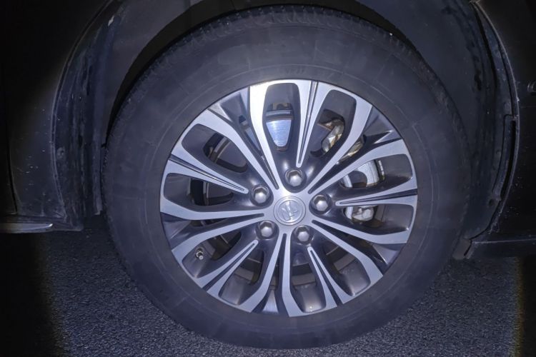 别克GL8 2023款 陆上公务舱 智慧尊贵型车身外观10