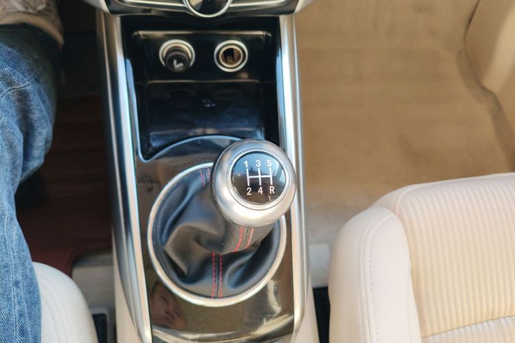 众泰 大迈X5 2017款 超值版 1.6L 手动时尚型中控内饰18