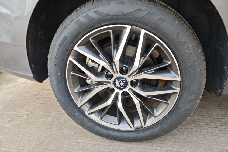 比亚迪 秦PLUS 2024款  荣耀版 DM-i 120KM超越型车身外观6008