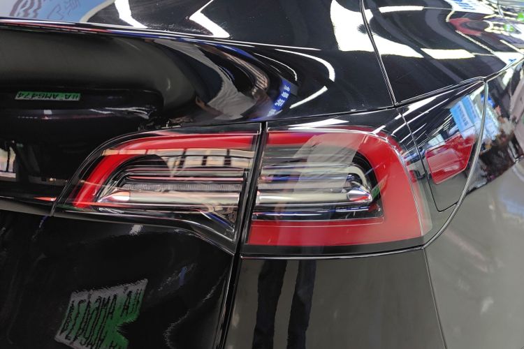 特斯拉 Model Y 2021款 标准续航后驱版车身外观9