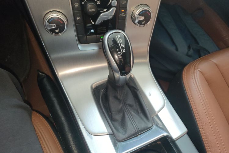 沃尔沃S60 2015款 S60L 2.0T 智远版中控内饰18