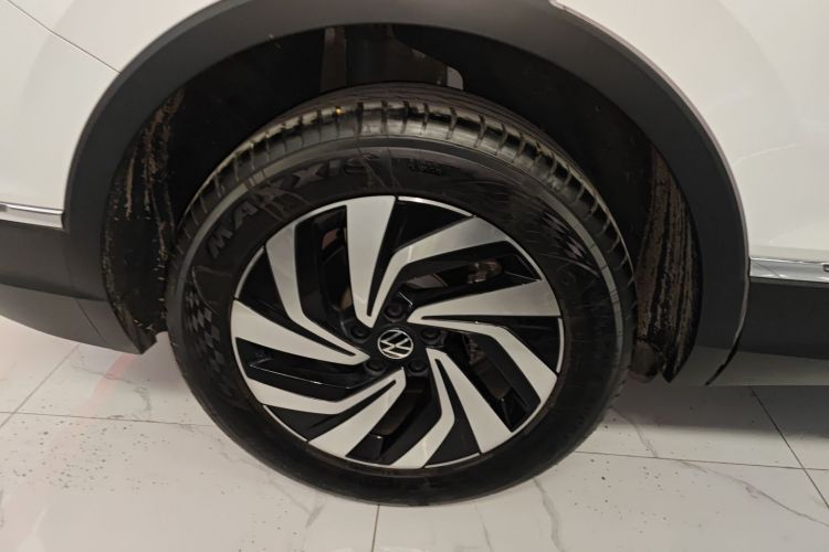 大众 途观L 2025款 出众款 300TSI 自动两驱龙腾版车身外观6005