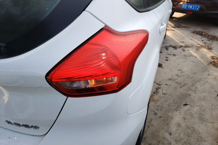 福特 福克斯 2018款 两厢经典 1.6L 自动舒适型智行版车身外观9