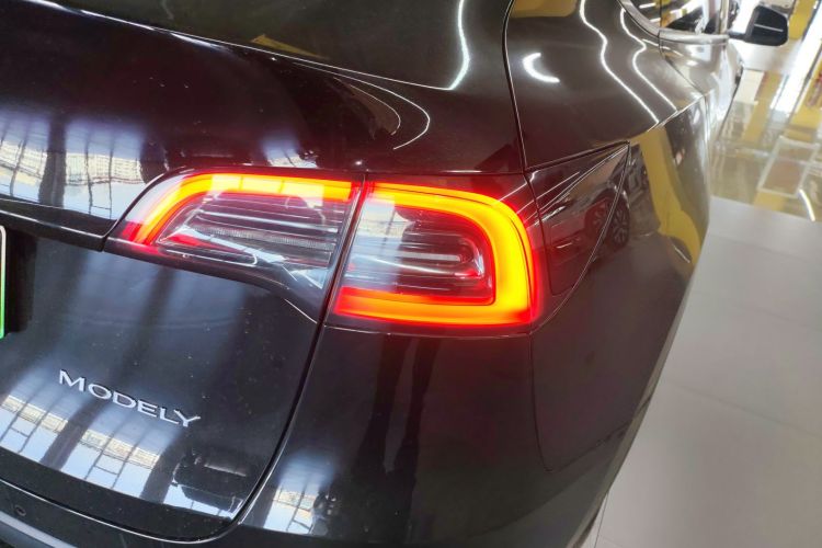 特斯拉 Model Y 2022款 后轮驱动版车身外观9