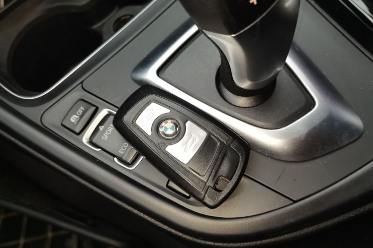 宝马3系GT 2019款 320i 时尚型中控内饰11