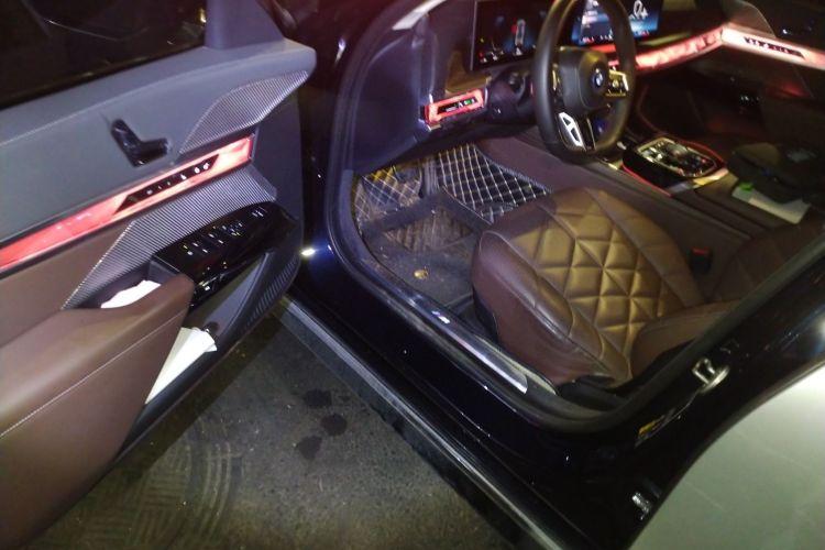 宝马i7 2023款 eDrive50L 领先M运动套装中控内饰20