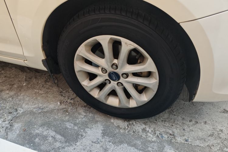 福特 福克斯 2013款 两厢经典 1.8L 自动基本型车身外观10