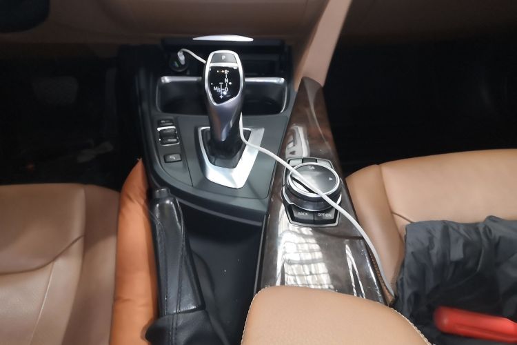 宝马3系 2014款 320Li 豪华设计套装中控内饰18