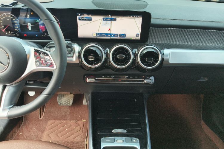 奔驰GLB 2024款 GLB 200 动感型中控内饰16