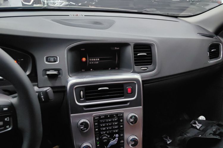 沃尔沃S60 2019款 S60L T3 智进版中控内饰16