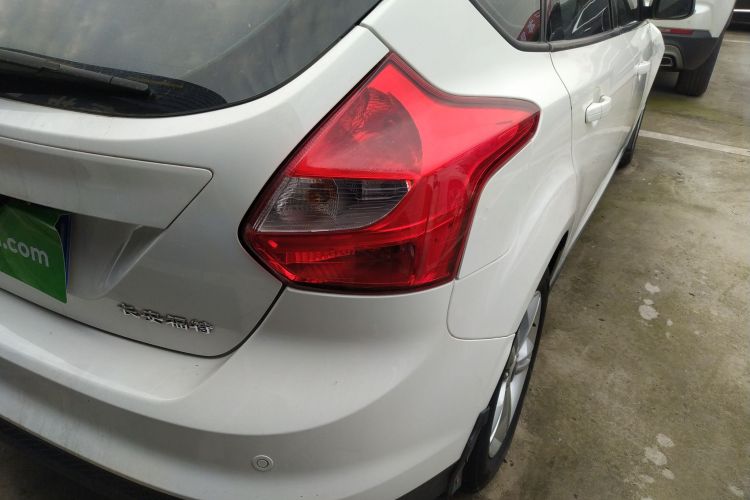 福特 福克斯 2012款 两厢 1.6L 自动风尚型车身外观9