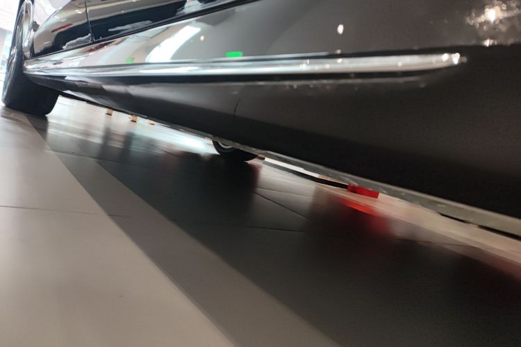 奔驰E级 2023款 E 300 L 运动时尚型机舱底盘30