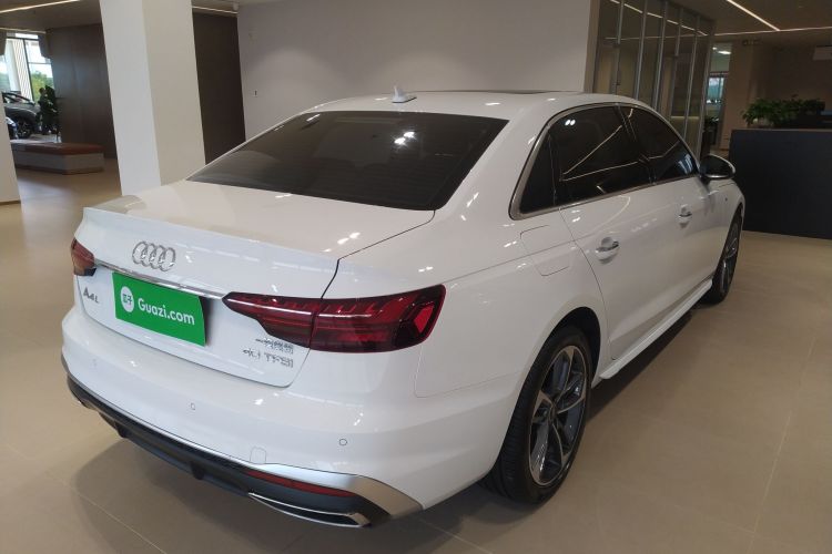奥迪A4L 2025款 200万辆悦享版 40 TFSI 时尚动感型车身外观7