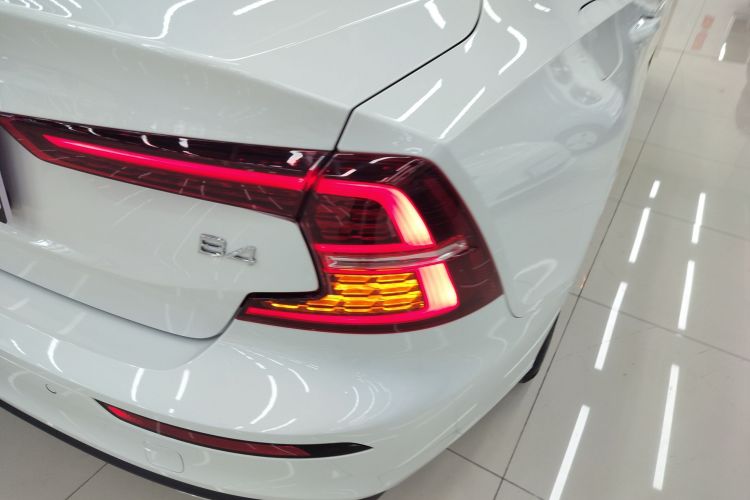 沃尔沃S60 2022款 B4 智逸豪华版车身外观9