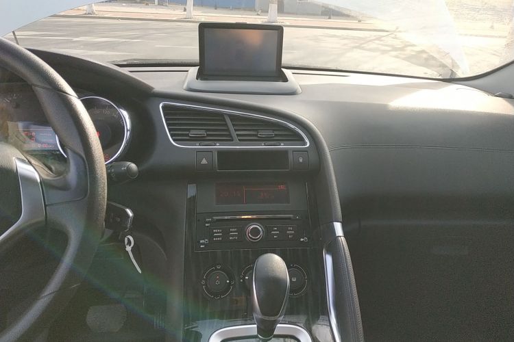 标致3008 2015款 1.6THP 自动经典版中控内饰16