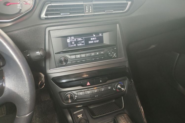 标致308 2018款 1.6L 手动时尚版中控内饰16