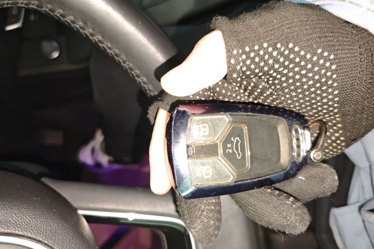 奥迪A4L 2019款 40 TFSI 进取型 国VI中控内饰7001