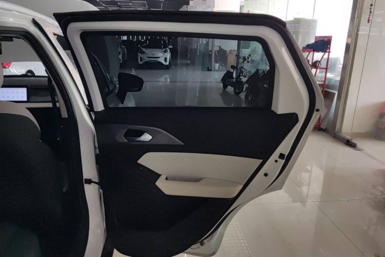 吉利几何E萤火虫 2024款 301km 流光中控内饰7006