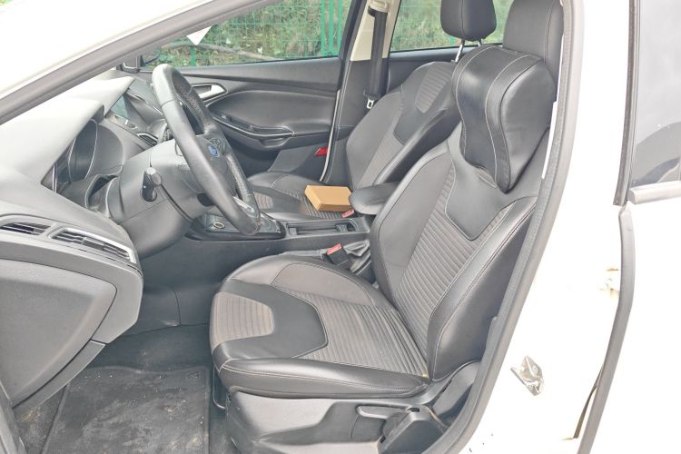 福特 福克斯 2015款 两厢 1.6L 自动风尚型中控内饰19