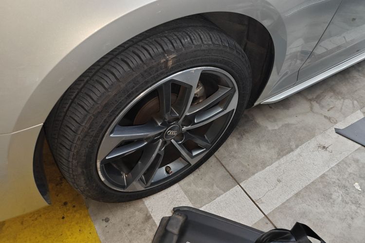 奥迪A4L 2017款 Plus 40 TFSI 运动型车身外观6007