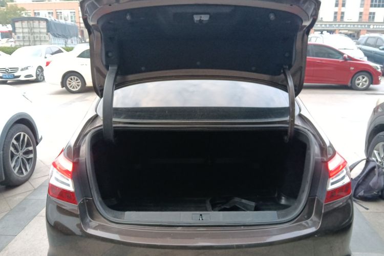 标致408 2014款 1.8L 自动豪华版机舱底盘23