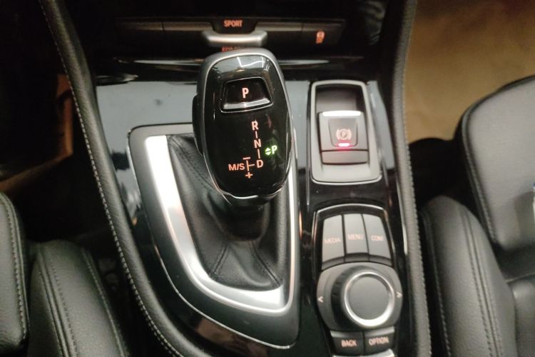 宝马2系多功能旅行车 2018款 220i 尊享型运动套装中控内饰18