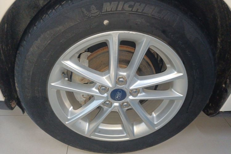 福特 福克斯 2018款 两厢经典 1.6L 自动风尚型智行版车身外观6002