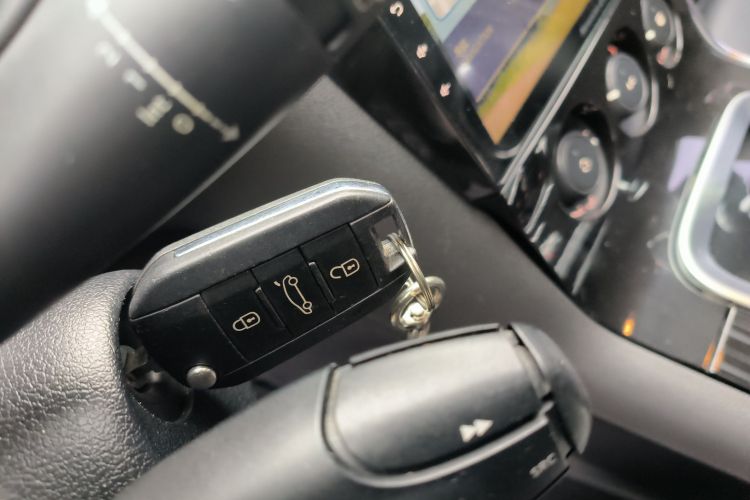 标致3008 2015款 1.6THP 自动经典版中控内饰11