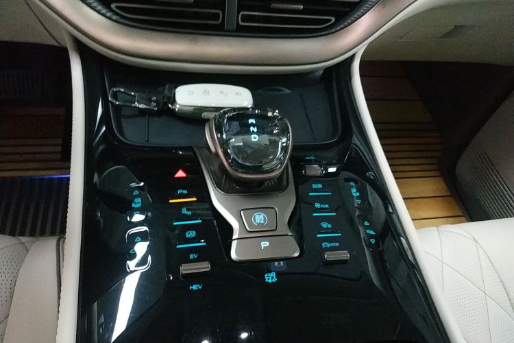 腾势D9 2023款 DM-i 965 尊享型中控内饰18