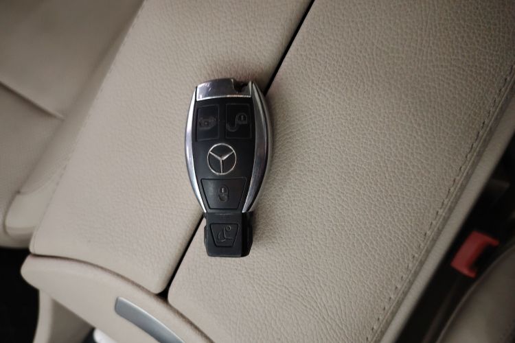 奔驰V级 2016款 V 260 L 尊贵加长版中控内饰11