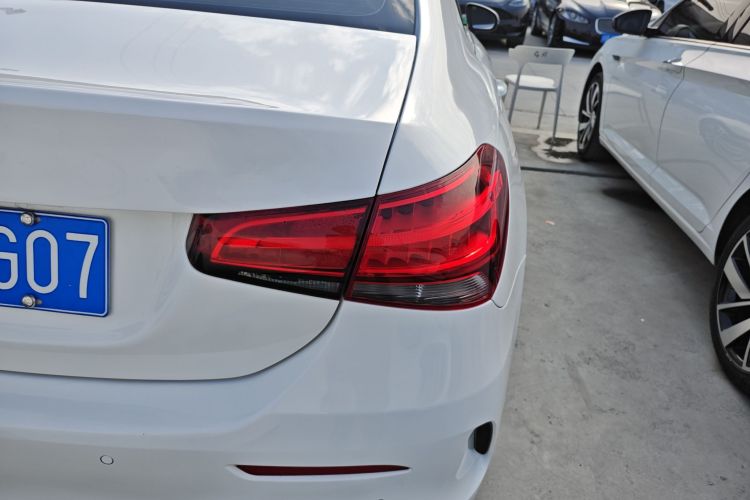 奔驰A级 2020款 A 180 L 运动轿车车身外观9