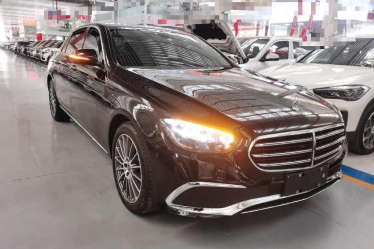 奔驰E级 2023款 改款 E 260 L车身外观3