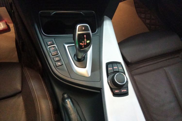 宝马3系 2019款 320i M运动套装中控内饰18