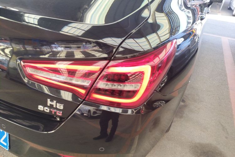 红旗H5 2022款 经典款 改款 1.5T DCT旗韵版车身外观9