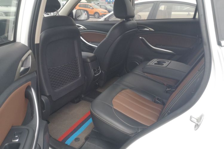 比亚迪 宋 2018款 1.5TID 自动智联尊贵型中控内饰7004