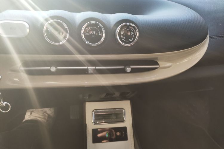 五菱汽车 五菱缤果 2023款 203km 轻享款中控内饰16