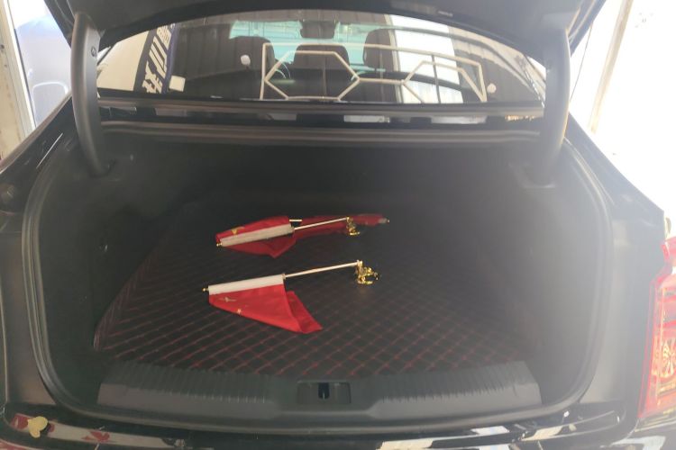 红旗H9 2023款 2.0T 智联旗享版机舱底盘23