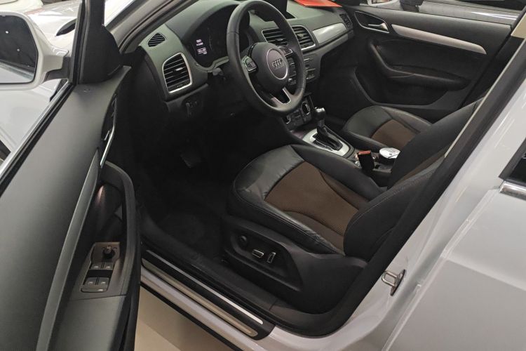 奥迪Q3 2018款 30周年年型 35 TFSI 时尚型中控内饰20