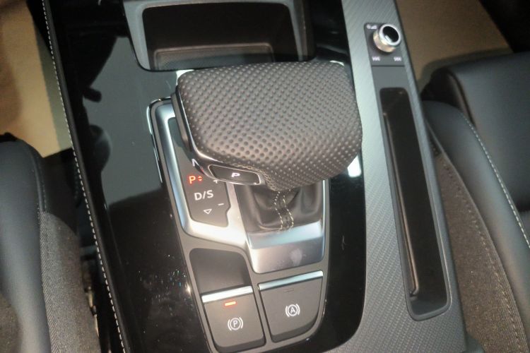 奥迪Q5L 2025款 45周年典藏版 45 TFSI 豪华动感型中控内饰18