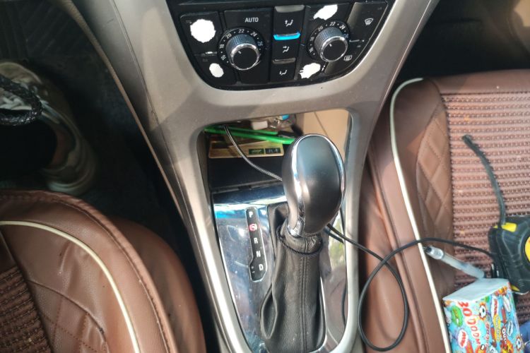 别克 英朗 2013款 GT 1.6L 自动时尚版中控内饰18