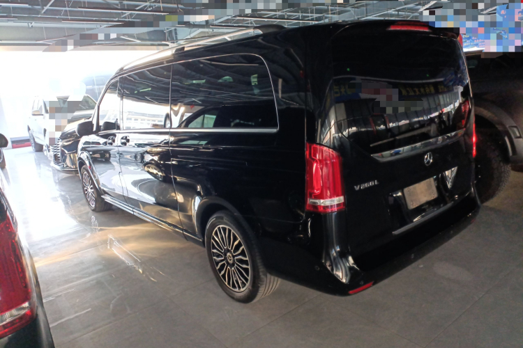 奔驰V级 2018款 V 260 L 尊贵加长版 国VI车身外观4