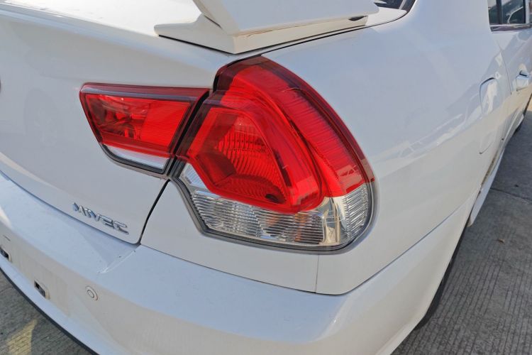 东南 V3菱悦 2015款 1.5L 手动风采版车身外观9