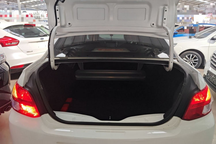 标致301 2016款 1.6L 手动舒适版机舱底盘23