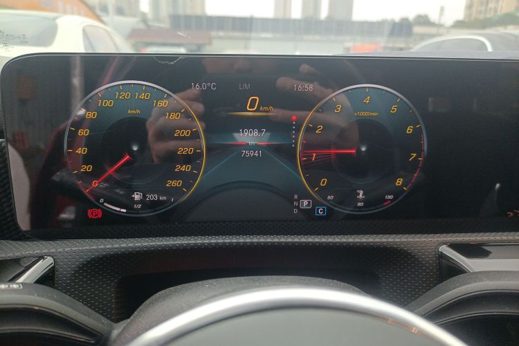 奔驰A级 2021款 A 200 L 运动轿车动感型中控内饰14