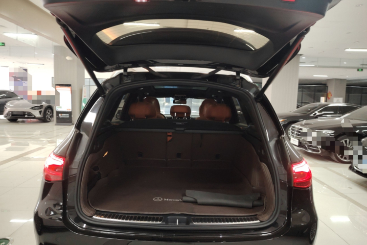 奔驰GLC 2023款 改款 GLC 260 L 4MATIC 动感型 5座机舱底盘23