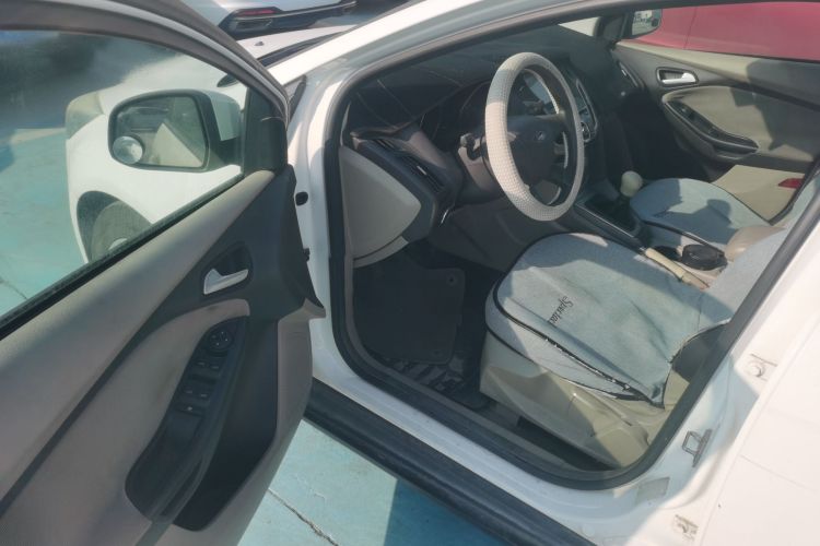 福特 福克斯 2012款 三厢 1.6L 手动舒适型中控内饰20