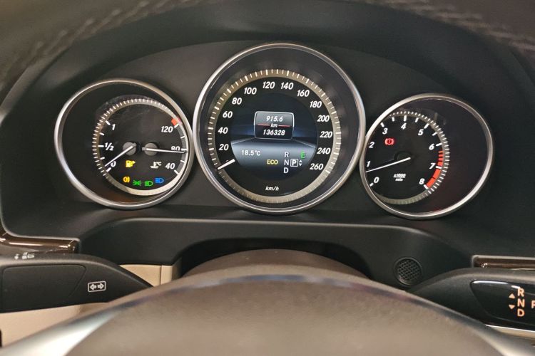 奔驰E级 2015款 改款 E 200 L中控内饰14